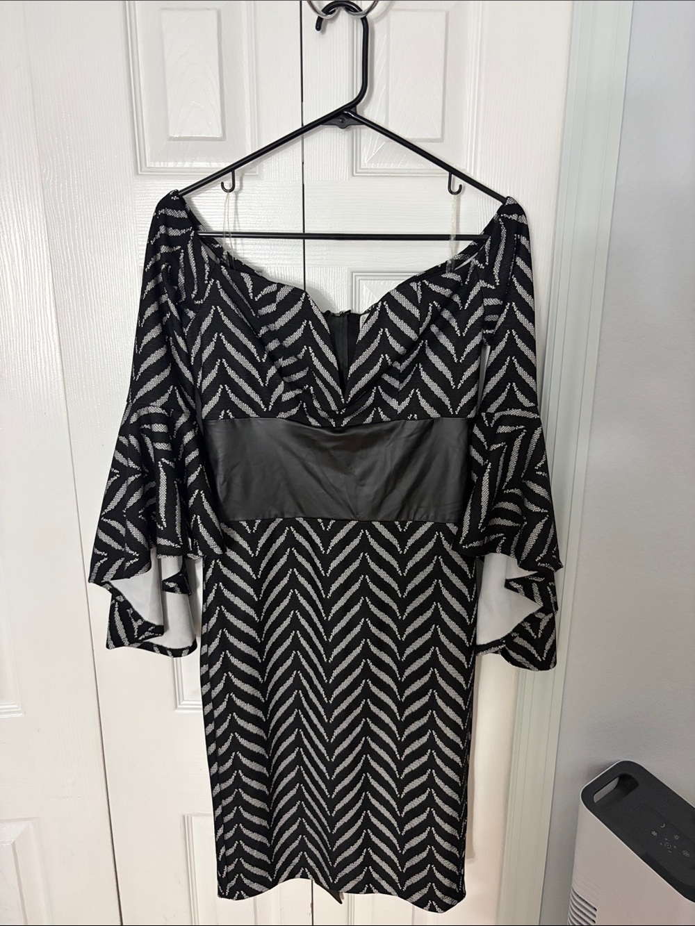 VENUS Black and White Chevron Bell-Sleeve Midi Dress